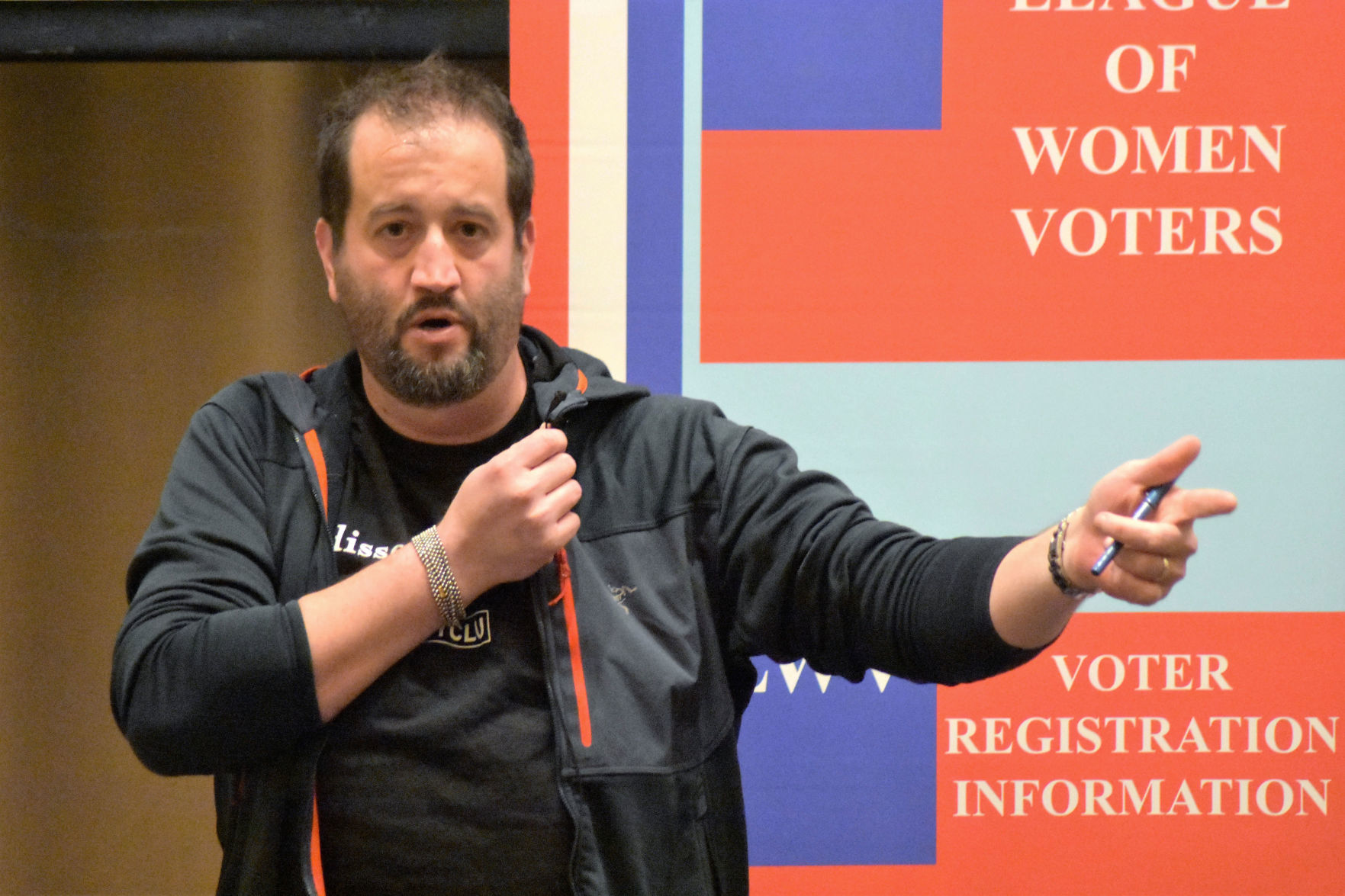 Speaker advises student to support journalism